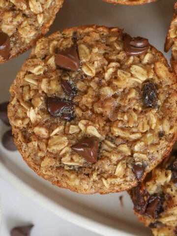 Baked oatmeal cup with raisins and chocolate