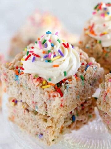 Rice krispies topped with sprinkles and frosting.