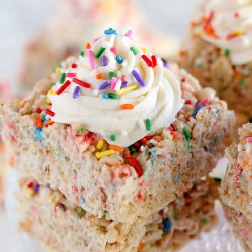 Rice krispies topped with sprinkles and frosting.