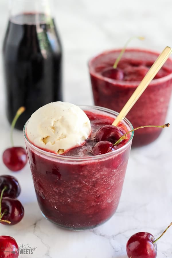 Daiquiri de cereza cubierto con helado de vainilla.