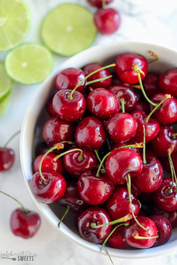 Tazón de cerezas frescas.