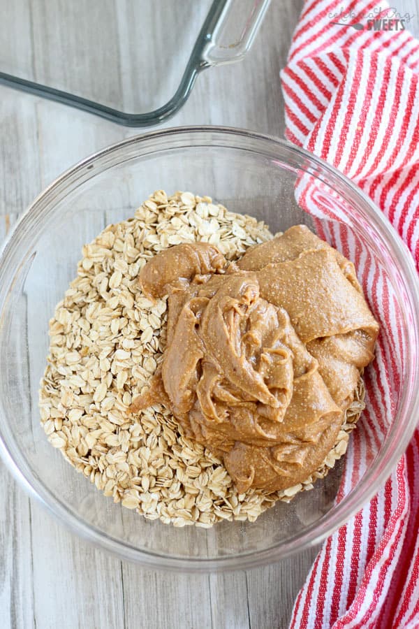 Glass bowl filled with oats and peanut butter. 