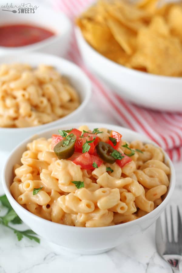 Macaroni and cheese topped with tomato and jalapeno.