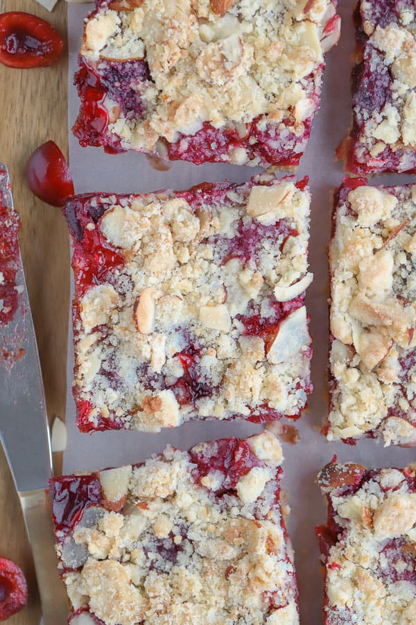 Barres Streusel aux cerises aux amandes sur papier parchemin,