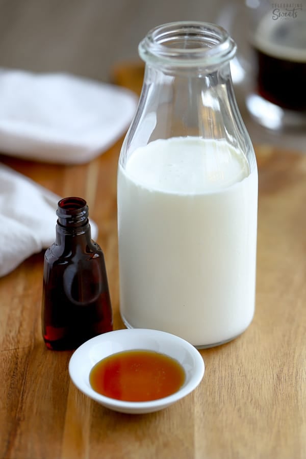 Latte, estratto di vaniglia e sciroppo d'acero (per la crema di caffè fatta in casa).